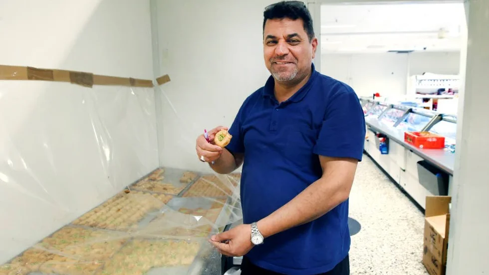 Fulla hyllor. Abdelrazag Alasadi har förberett butiken inför anstormningen i över en vecka.