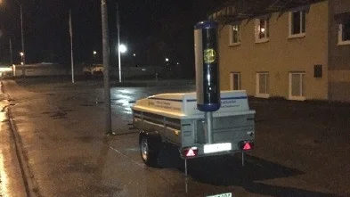 Polisens nya mobila fartkamera på plats i Hultsfred under fredagskvällen.