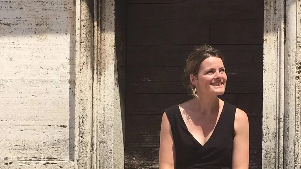 Christina Okkels. På piano, cello och sång.