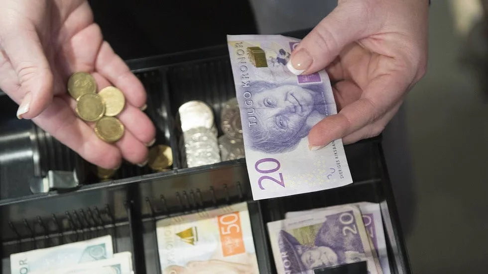 Hotad betalform? Bankernas ovillighet mot kontanter är inte okej.