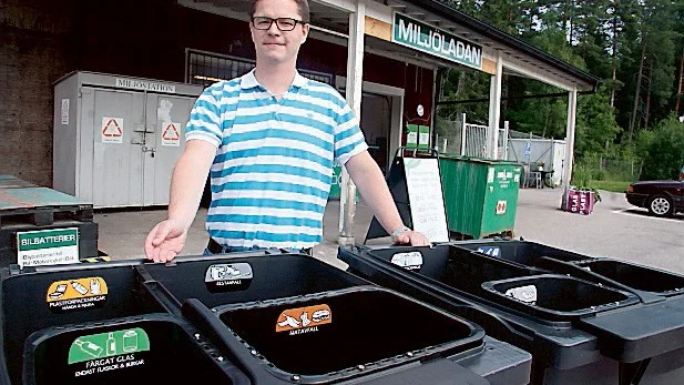 Avfallschefen Daniel Johansson beklagar att det nya systemet måste skjutas fram ett år.