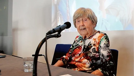 Dagny Carlsson, 102 år, har en blogg med 320 00 besökare.