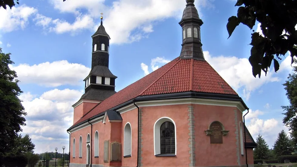 Ekeby kyrka. Folkungabygdens pastoret är för slutet gentemot medlemmarna, anser skribenten.