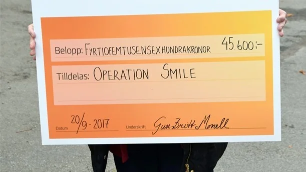 Gun-Britt Monell med checken som lämnades över till Operation Smile. Foto: Morgan Karlsson