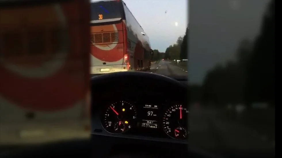 Johan Carlson fick upp telefonen och filmade när bussen kör om i över 100 kilometer i timmen för att tjäna in några sekunder.