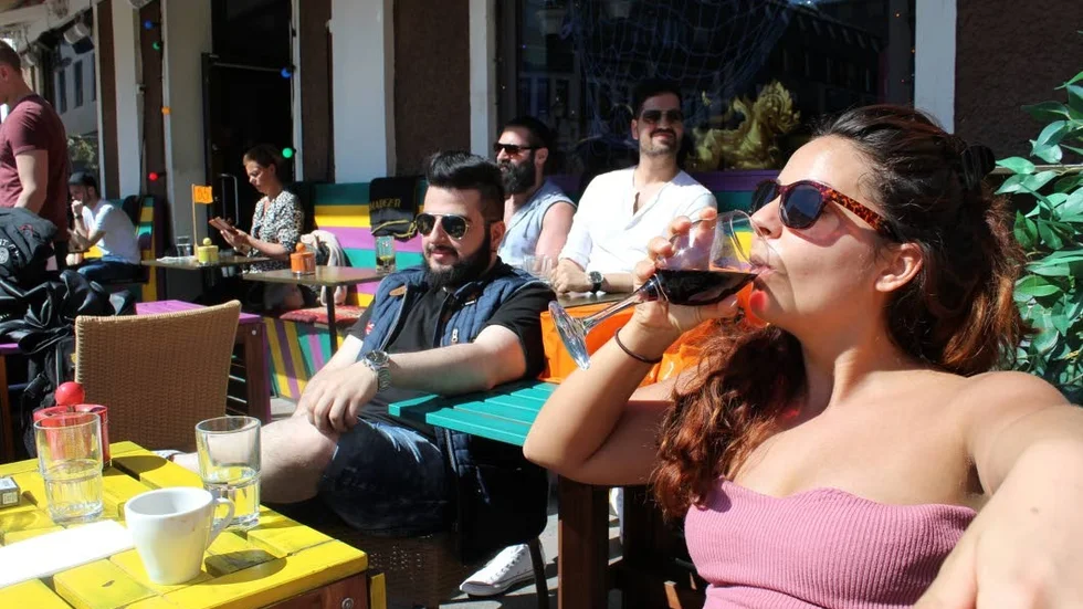 Kompisgäng. Nadja Shamon chillar med kompisarna Raymon Mammoo, Nikodemus Ertas och Jonas Ucar.