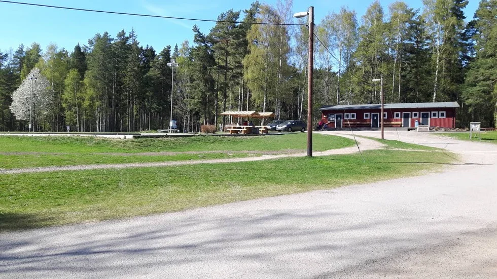 Poliser, hundpatruller, militären och Missing People ska genomsöka Rydsskogen idag. På bilden motionscentret i Rydsskogen där många studenter brukar hålla till.