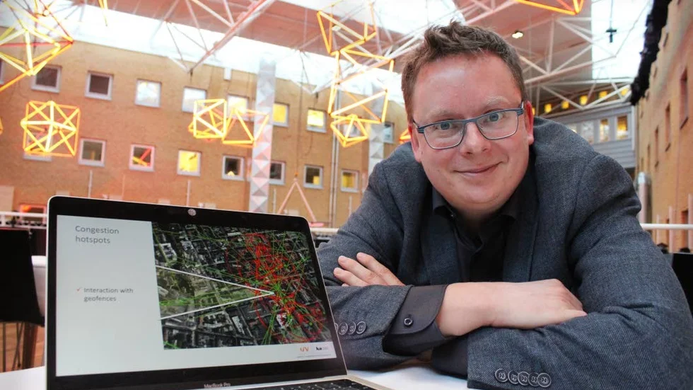Jonas Lundberg, LiU-forskare vid institutionen för teknik och naturvetenskap, simulerar olika scenarior med drönartrafik i Norrköping och Linköping.
