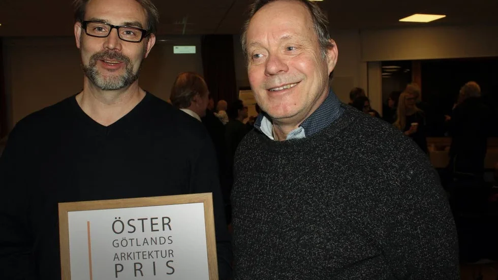Ronnie Andersson och Peter Ewehag på arkitektfirman M5 arkitektur i Linköping tog emot priset för utformningen av kvarteret Ekollonet på Stora Badstugatan i Linköping.