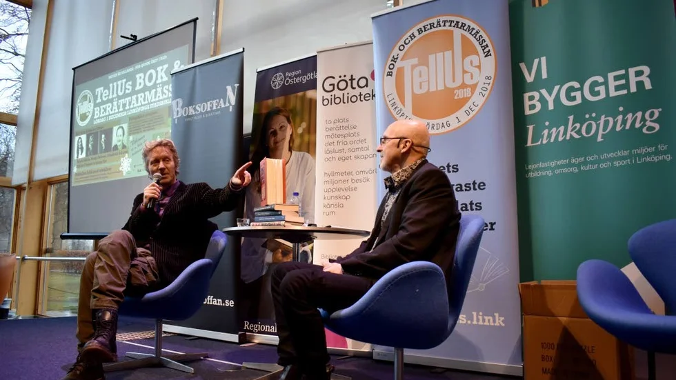 Bengt Ohlsson har skrivit en omtalad roman om kärlek och strejkbryteri. Här samtalar han med Christer Fällman, som var moderator på bok- och berättarmässan TellUs i Linköping.