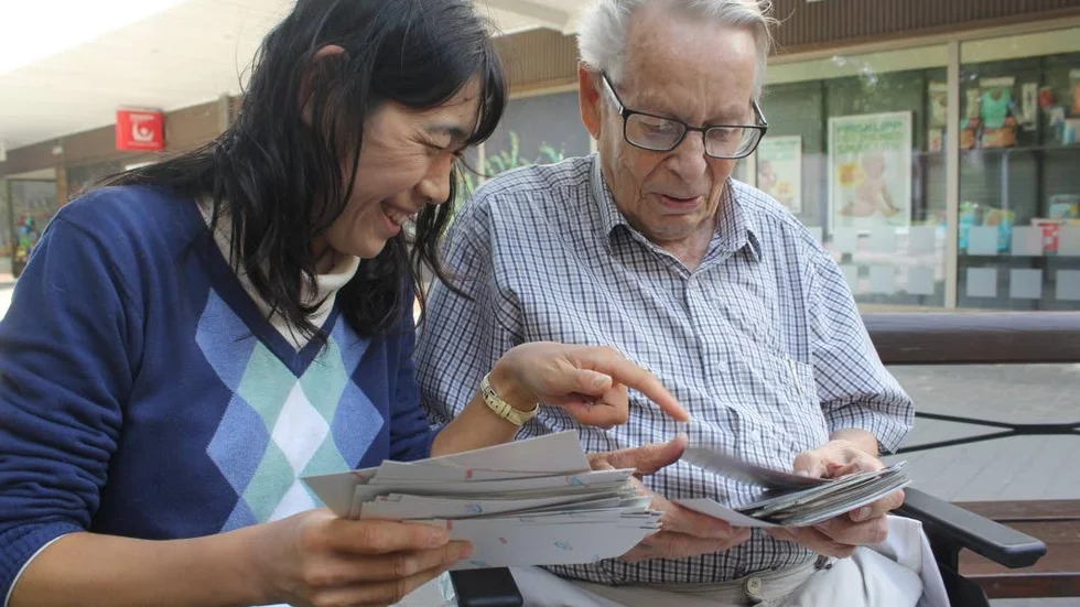 Eriko Kitadai plockar fram en bunt fotografier, hon delar många minnen från sina första år i Sverige med Alf Permestig från Hultsfred.