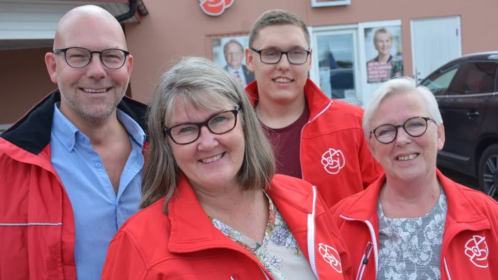 Med kommunalrådet Helen Nilsson i täten valspurtar  S i Vimmerby med miljonsatsningar på välfärd. Men det förutsätter en S-ledd regeringen. Fr.v Peter Högberg, Daniel Nestor och Eva Berglund.