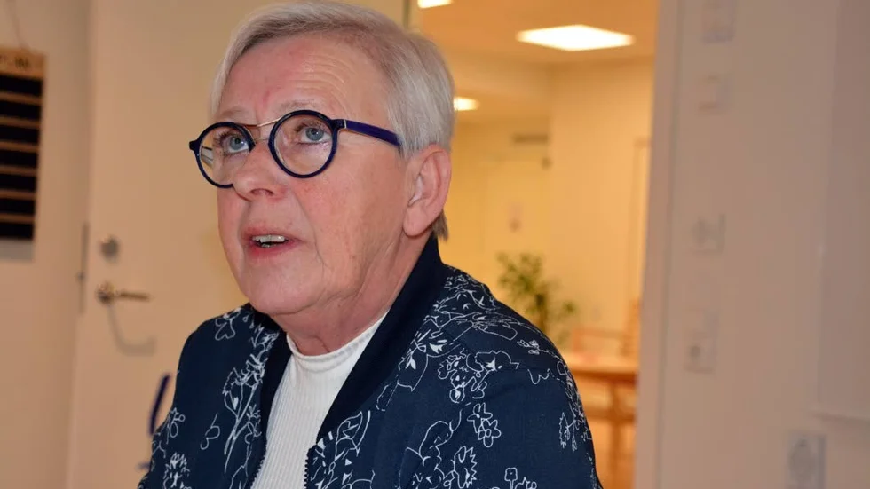 Eva Berglund (S), ordförande i socialnämnden ger tjänstemännen på socialförvaltningen och fastighetsavdelningen uppdraget se över möjligheterna att installera luftkonditionering på kommunens boenden.