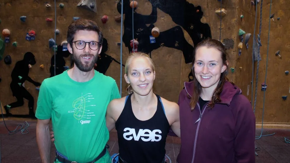 Instruktörerna i Hangaren i Linköping, Martin Andersson och Ella Kalén, flankerar testpiloten Rebecca Candevi. Klättring är först ut i serien "ÖM-sporten testar".