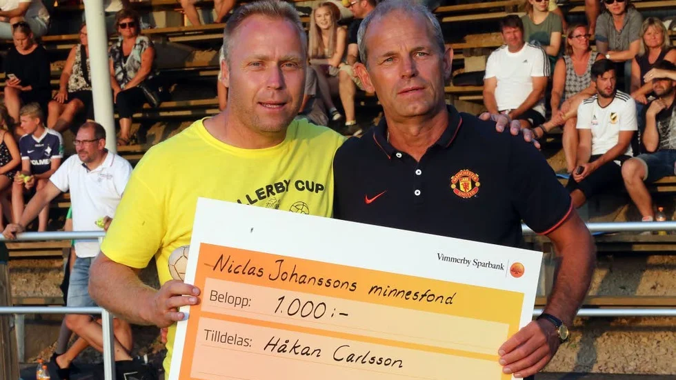 Håkan Carlsson blev årets stipendiat i Nicklas Johanssons minnesfond. VIF-ledaren (till vänster) mottog utmärkelsen av Nicklas Johanssons tvillingbror Michael Sjöström.