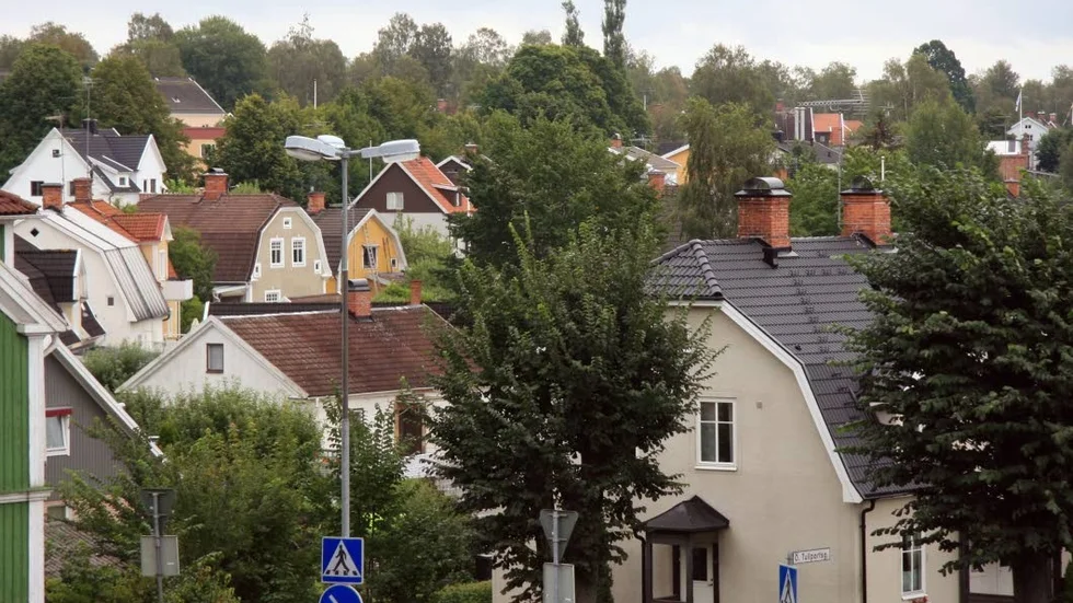 Efterfrågan är fortfarande störst på villor på bostadsmarknaden i Vimmerby enligt de lokala mäklarna. Statistiken visar att kvadratmeterpriserna blivit högre på både villor och bostadsrätter de tre senaste månaderna än på ett år. Däremed går Vimmerby emot trenden i andra delar av landet.
