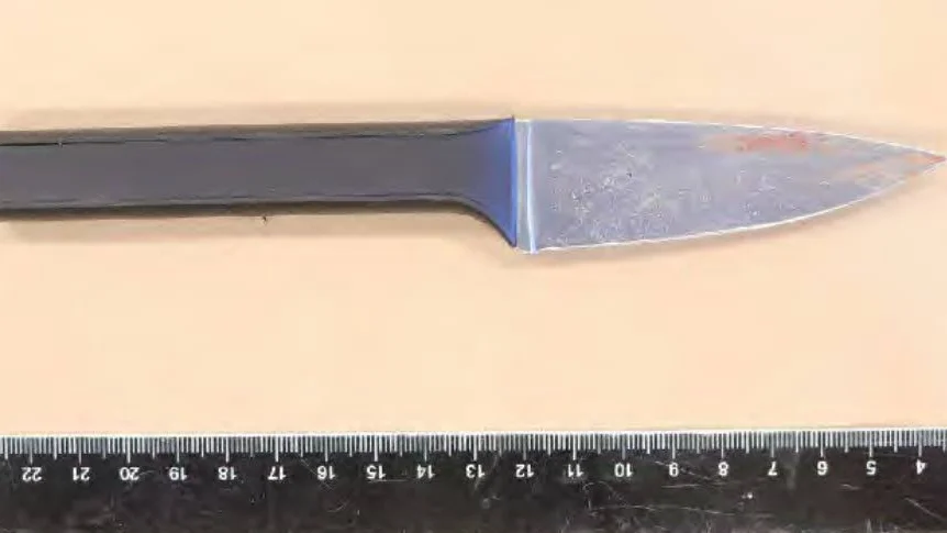 Polisen hittade bland annat denna blodbesudlade kniv på brottsplatsen i Skäggetorp.