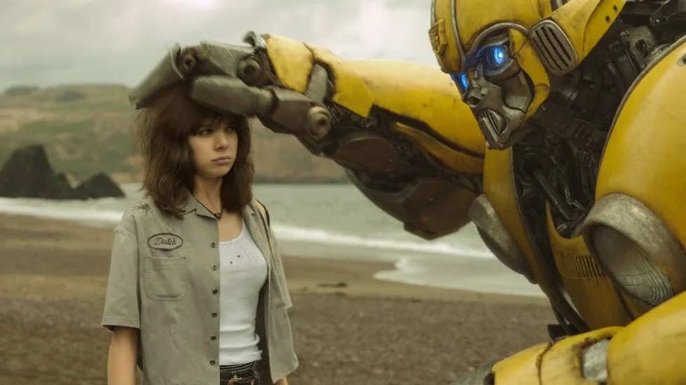 Charlie (Hailee Steinfeld) hittar en robot i sin bil. Eller en bil i sin robot.