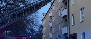 Fasaden till ett hyreshus rasade ner