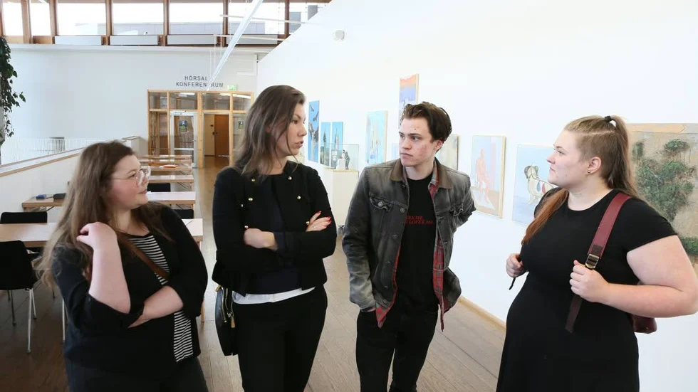 På länsbibliotekets Galleri Vända sida pågår nu Lunnevads konstlinjes vårutställning.  Visar upp sina verk gör bland andra Anna Ekberg, Gabriella Björk, Simon Roxå samt Maria Tjernström