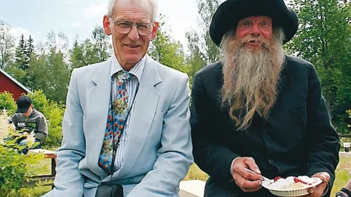 Årets meste slipsägare: Börje Gustafsson fick efter bara något år bygga ut sitt slipsmuseum igen. Hästmannen Stig-Anders Svensson lät närvara vid invigningen, iklädd en väl dold brungrå slips.