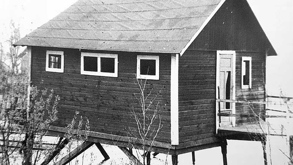 Sjönk. Så här såg det ut nedanför Folkets park under åren 1924 fram till 1950, då det vid det laget förfallna kallbadhuset skönk i Svartån.