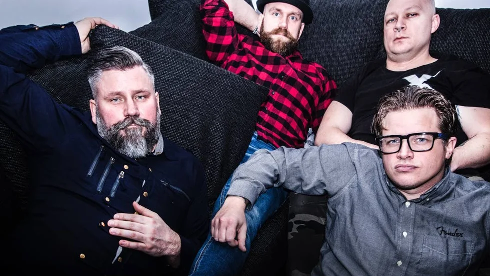 Ankommande. Stiftelsen spelar på Folkparksteatern i augusti.