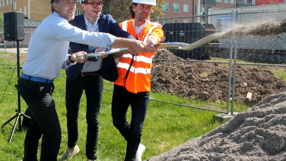 Första spadtaget för 54 nya bostadsrätter i Berga park. Från vänster, Anders Stjärnberg, vd HSB Östergötland, Elias Aguirre, kommunalråd och Robert Ohlsson, arbetschef, Peab.