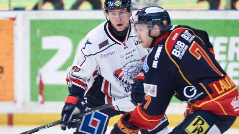 Sebastian Lauritzen, då i Djurgården, i duell med LHC:s dåvarande lagkapten Magnus Johansson under en SHL-match mellan Djurgården Hockey och Linköping HC på Hovet.