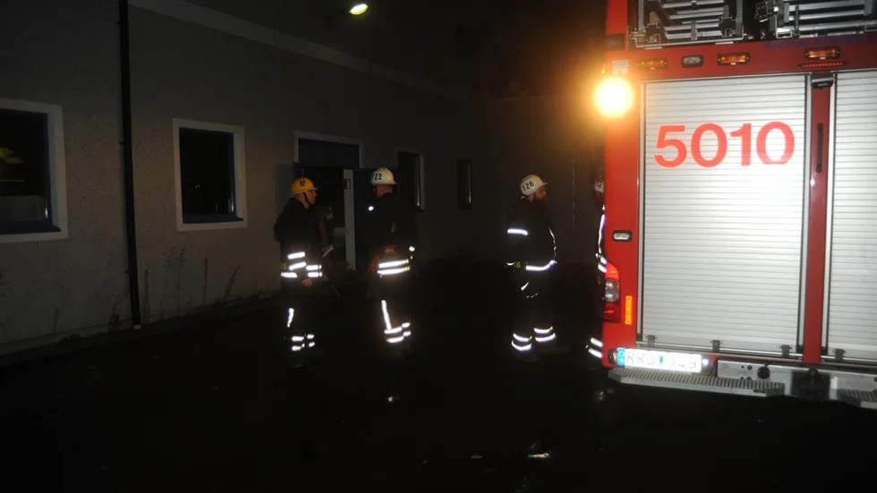 Räddningstjänsten fick släcka en brand och vädra ur en industrilokal i Vimmerby ikväll.