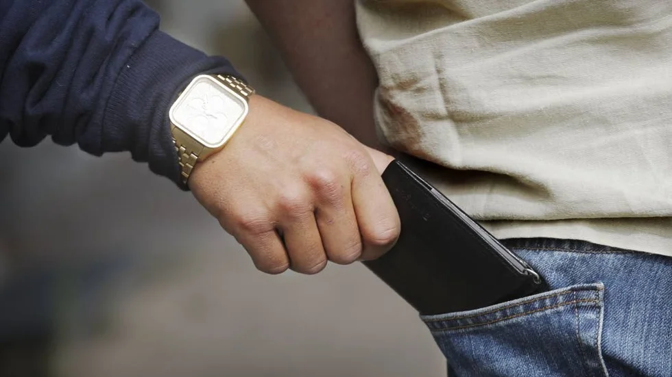Polisen varnar för ficktjuvar under julhandeln och ger råd om hur man ska tänka.