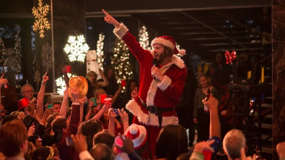 Kontorschefen Clay (TJ Miller) underhåller medarbetarna på IT-företaget Zenotek, i komedin "Office Christmas party".