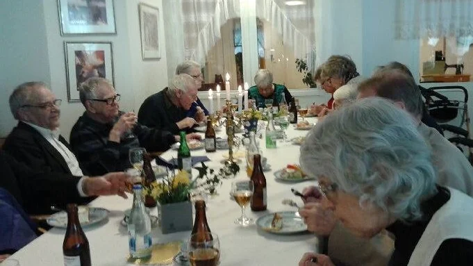 Smörgåstårta smakade smaskens när Granen njöt av guldkantad vardag. Till vänster syns Erik Johansson som i höstas skänkte 50 000 kronor till Granen.
