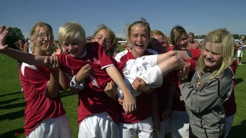 Hannes Larsson hyllas av tjejerna i Färjedstadens GoIF efter killarnas seger i Bullerby Cup.