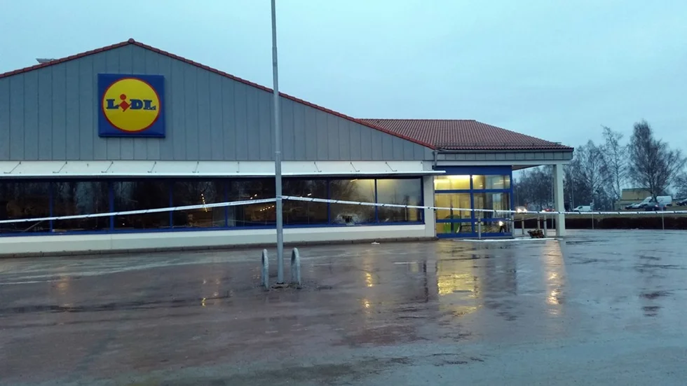 Rökskador och viss förödelse är summan efter att en man tände eld på Lidl under söndagskvällen. Foto: Jerry Prütz
