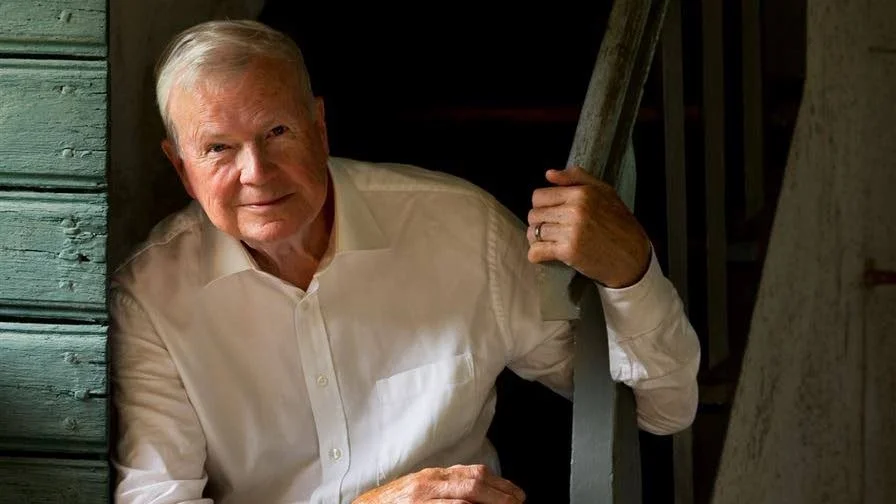 Kjell Espmark hemma på Petsarve i Eke. Pressbilden togs i samband med utgivningen av "I vargtimmen", författarens mest utpräglade Gotlandsbok.