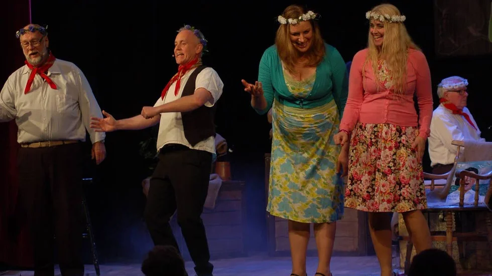 Sångglada. Fr v Lasse Andersson, Håkan Bäck, Frida Knutsson och Tina Holmgren framför ett flertal av Evert Taubes visor.