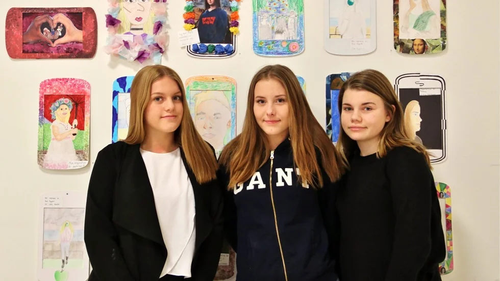 Ida Hising till vänster, i mitten Lisa Nadolny som har sin tavla precis till vänster om Ida. Till höger Anja Moell med sin selfietavla högst upp till höger. Foto: Liselotte S Johansson
