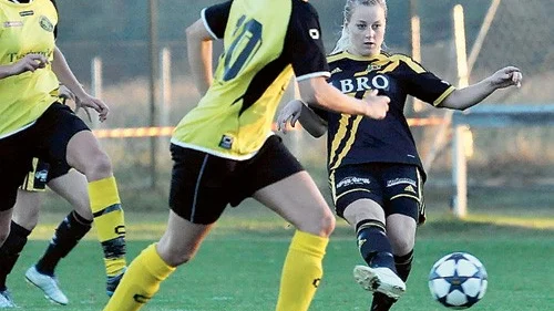 Vimmerby IF:s skyttedrottning Emelie Nilsson gjorde samtliga tre VIF-mål i derbysegern mot Västerviks FF. Foto: Janne Strömsten