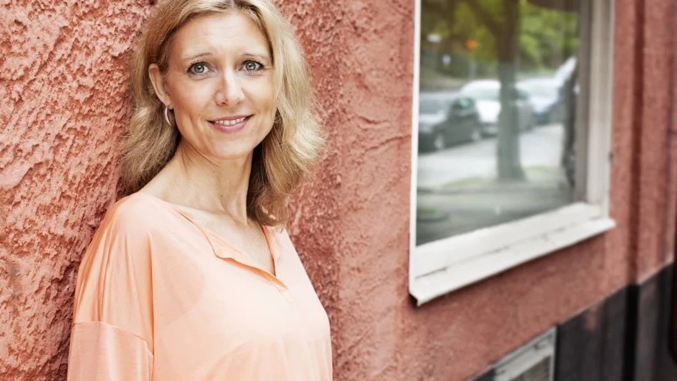 Anna Fredriksson. Författaren är född 1966, har även skrivit manus till en rad tv-serier och filmer – bland annat "Rederiet", "Wallander" och "Sprängaren".