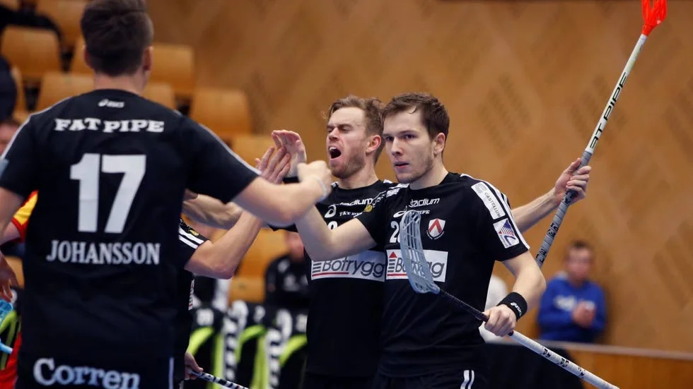 Marcus "Bulla" Johansson (i mitten) fick målskyttet att lössna rejält mot Helsingborg. Libk vann med 5–4 och tre mål kom från hans klubba.