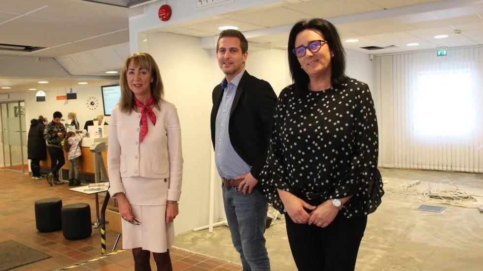 Blir sambos i vår. Carina Rydholm, vd på Vimmerby Sparbank och bankens privatmarknadschef Carolina Davidsson flankerar Magnus Boberg, Fastighetsbyrån.