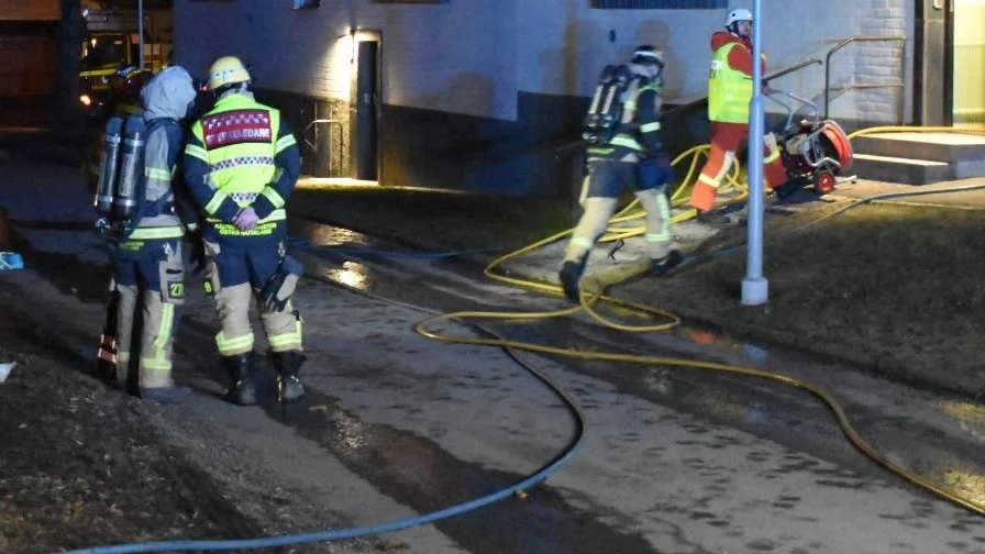 Räddningstjänst, polis och ambulans ryckte ut till en lägenhetsbrand i Berga under natten.