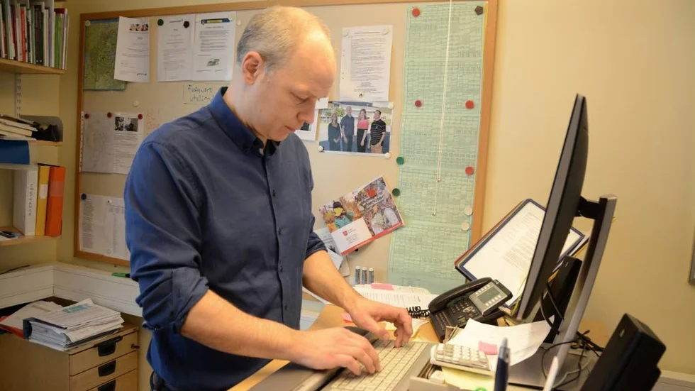 Rektor Johannes Kullered är tveksam till att ett allmänt mobilförbud skulle lösa de problem som mobilen skapar på Värgårdsskolan.