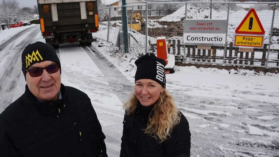 Vimmerby Mässhallars Håkan Carlsson och Cecilia Gustafsson vid tomten på Vimmerbys högsta punkt där det nu byggs bostäder.