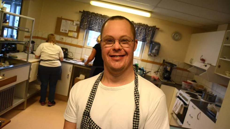 "Jag är bara så stolt", sa LSS-deltagaren Gustaf Björklund när han såg den långa kön under premiärdagen vid Kindagårds kafé.