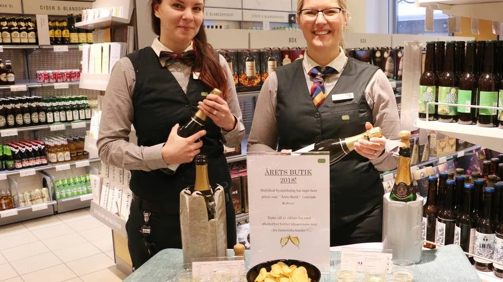 Lisa Sandell och Martina Screve gläds åt nyheten att man blivit Årets Butik i Kalmar län och det firade de genom att bjuda kunderna på bubbel.