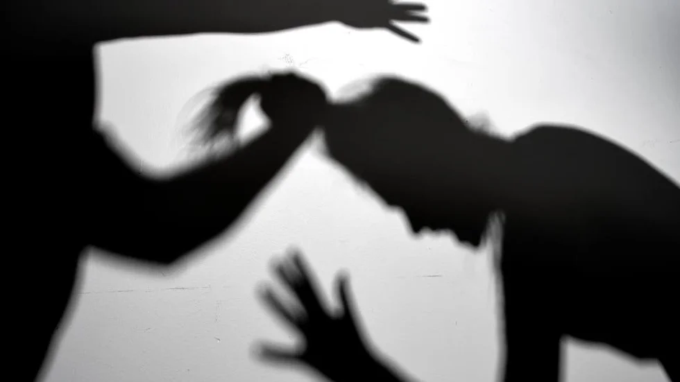 Män står för nästan alla sexualbrott i samhället, skriver debattörerna.