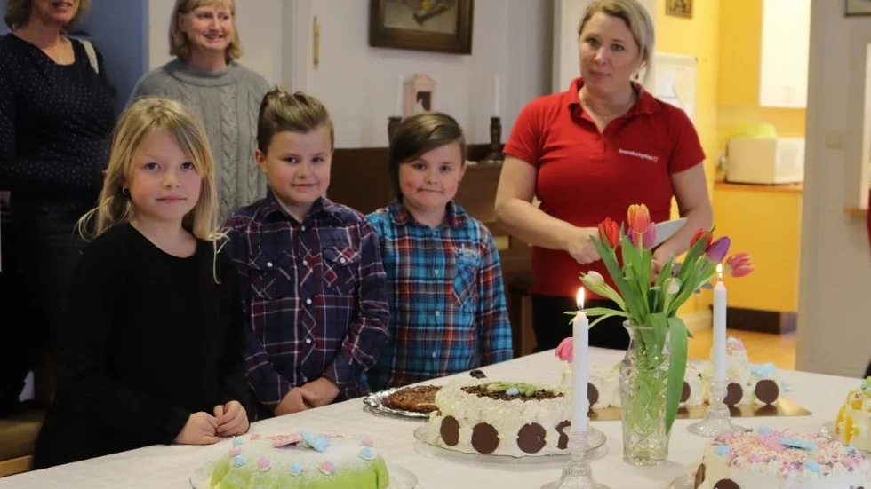 Tilda Ohlander, Valdemar och Valter Fungbrant kontrollerar tårtorna som Gun Granlund tillverkat.