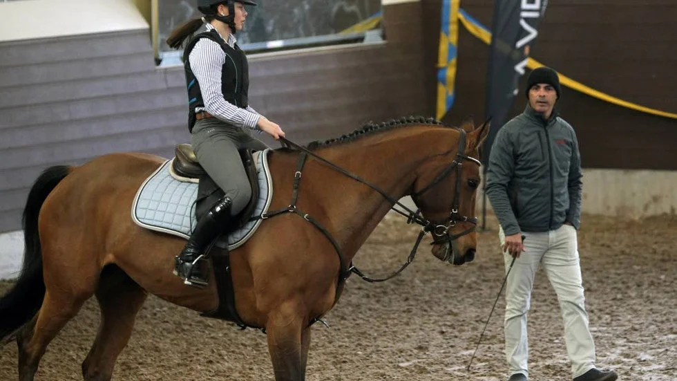 Tuva Karlsson från Norsholm och hästen Tore J-lid fick en dryg timmes lektion av Rodrigo Pessoa. Det blev många tips att ta med sig in i hoppsäsongen.